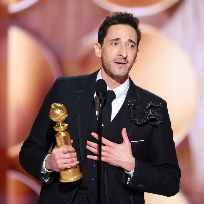 30岁“甜茶”提莫西·查拉梅首夺金球奖影帝 创音乐喜剧类最年轻纪录