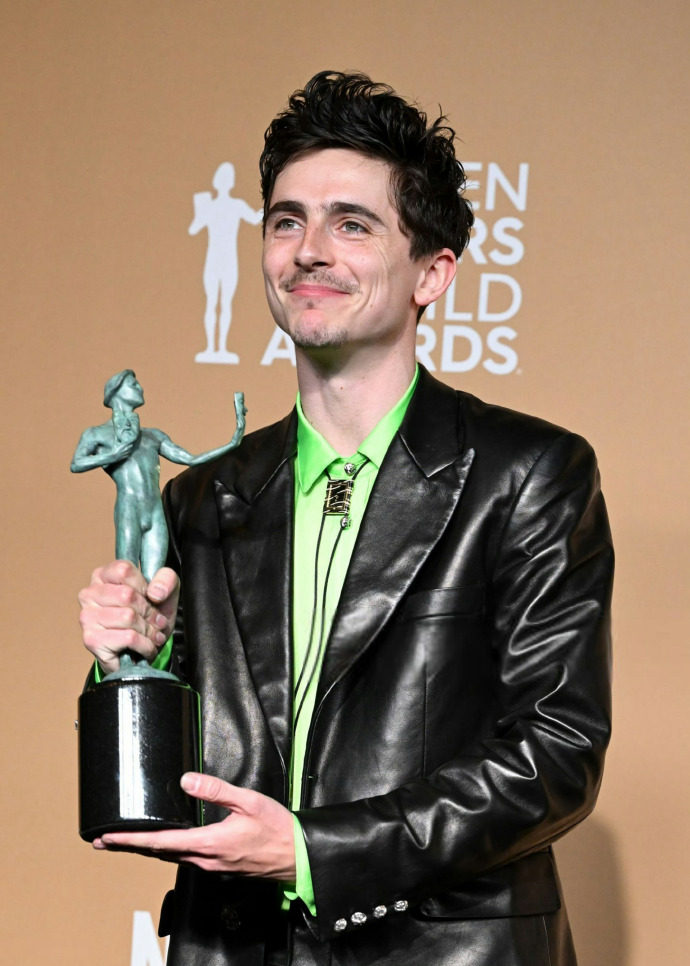 30岁“甜茶”提莫西·查拉梅首夺金球奖影帝 创音乐喜剧类最年轻纪录(图3) 30岁“甜茶”提莫西·查拉梅首夺金球奖影帝 创音乐喜剧类最年轻纪录(图3)