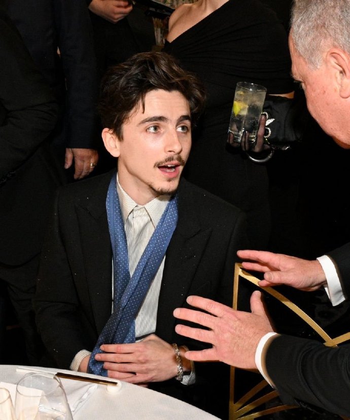 30岁“甜茶”提莫西·查拉梅首夺金球奖影帝 创音乐喜剧类最年轻纪录(图4) 30岁“甜茶”提莫西·查拉梅首夺金球奖影帝 创音乐喜剧类最年轻纪录(图4)